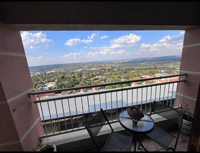 2 BEDROOM TOWNHOUSE FOR SALE IN CONSTANTIA KLOOF